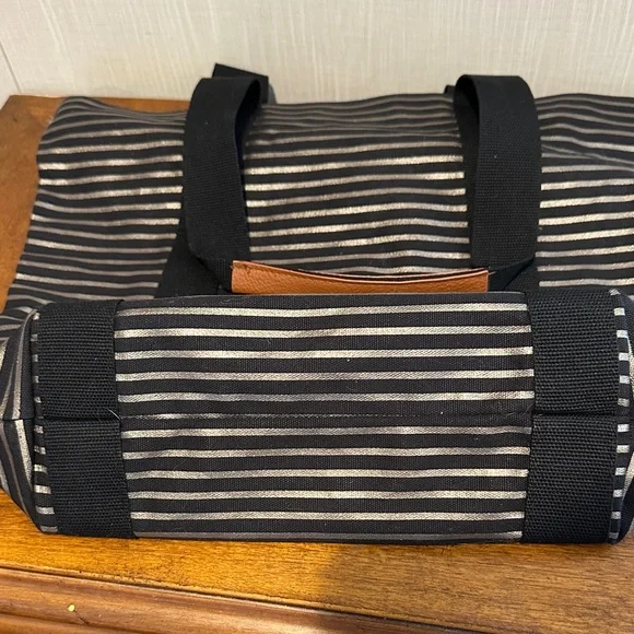 Bath and body works black and gold tote & matching pouch - Picture 4 of 10